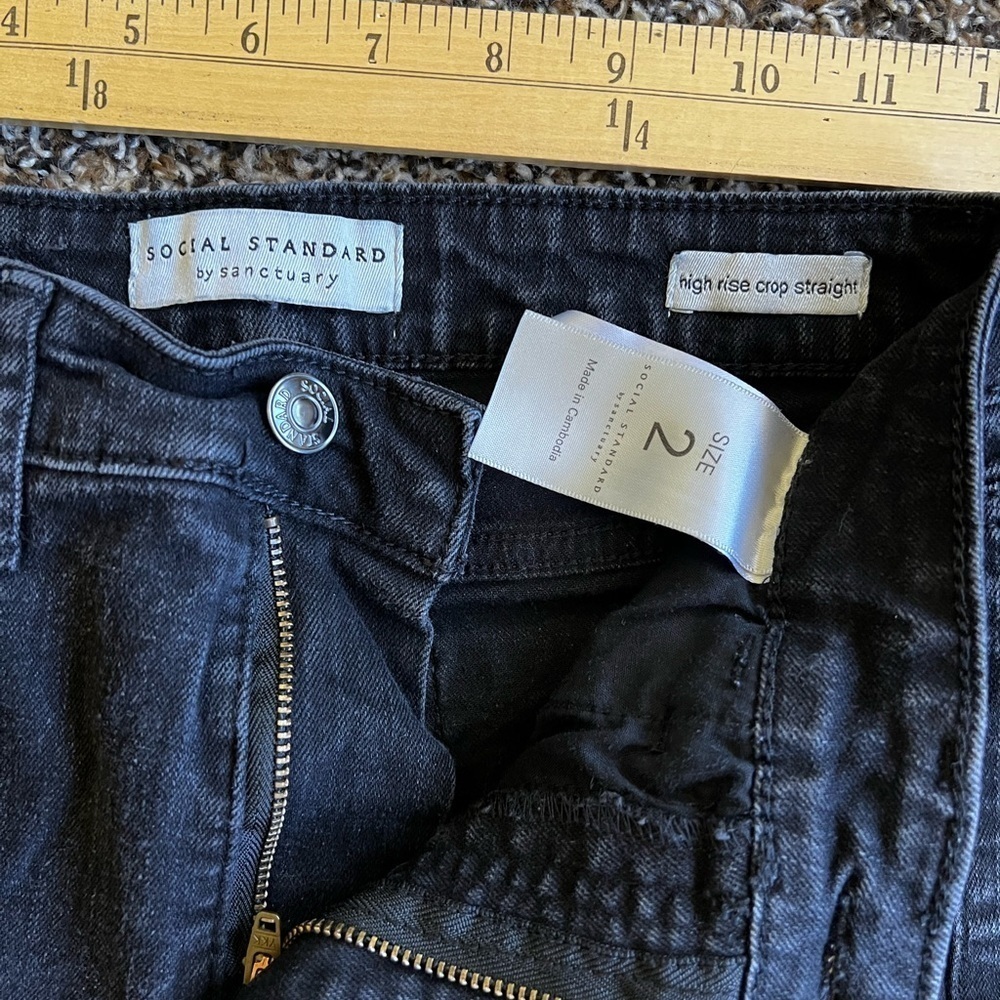 Black High-Waisted Jeans - Picture 3 of 8